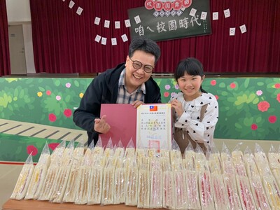 《台灣那麼旺》衛冕者吳宥璇(右)手作100個三明治獻給教養院生   院長謝鑫敏特地回贈感謝狀